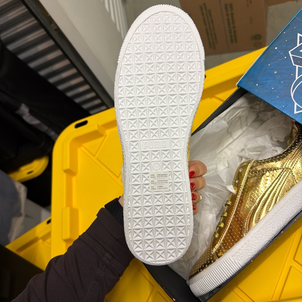Men's Puma Walt Clyde Frasier Metallic
Gold (NEW) Size 11 - Picture 3 of 5